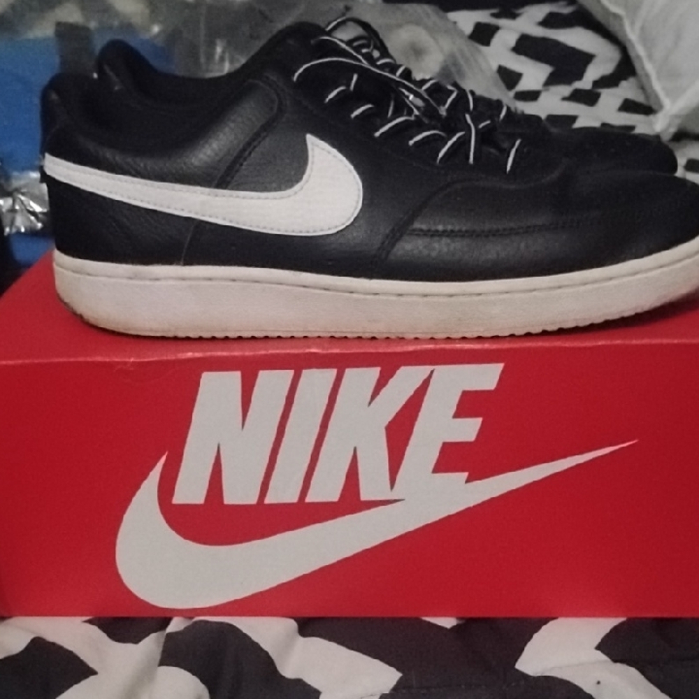 Nike Black and White Sneakers with Casual Style and Cushioned Midsole